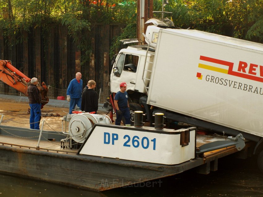 LKW faehrt in den Rhein Langel Hitdorf Faehre P279.JPG